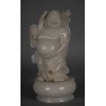 Scultura in giada bianca raff. ''BUDAI CON SACCO SULLE SPALLE''. Cina. XX secolo. Mis. Alt. cm. 19