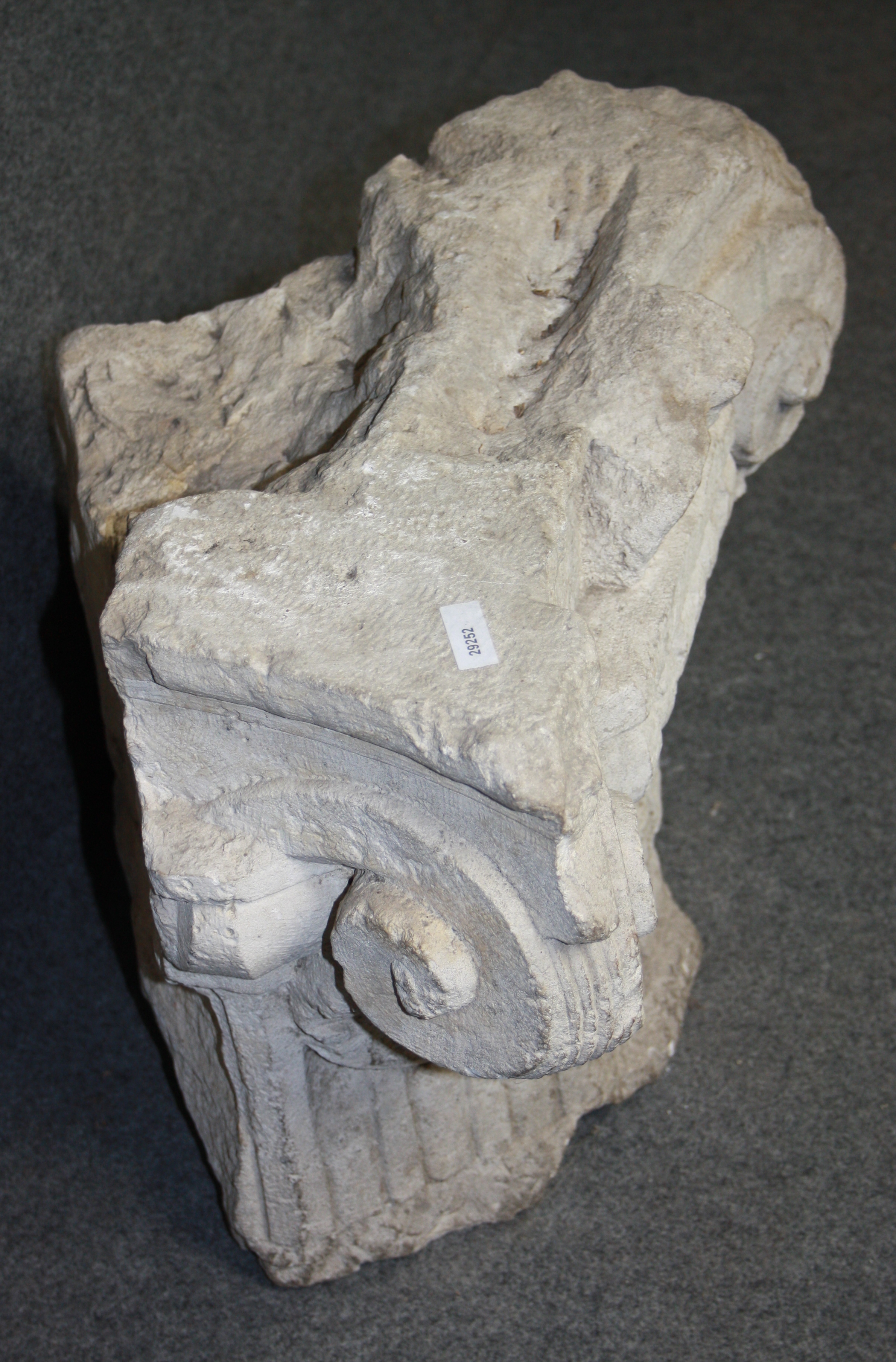 Antico capitello in pietra. Difetti. Mis. Lung. cm. 48 Alt. cm. 40 ca. - Image 3 of 4