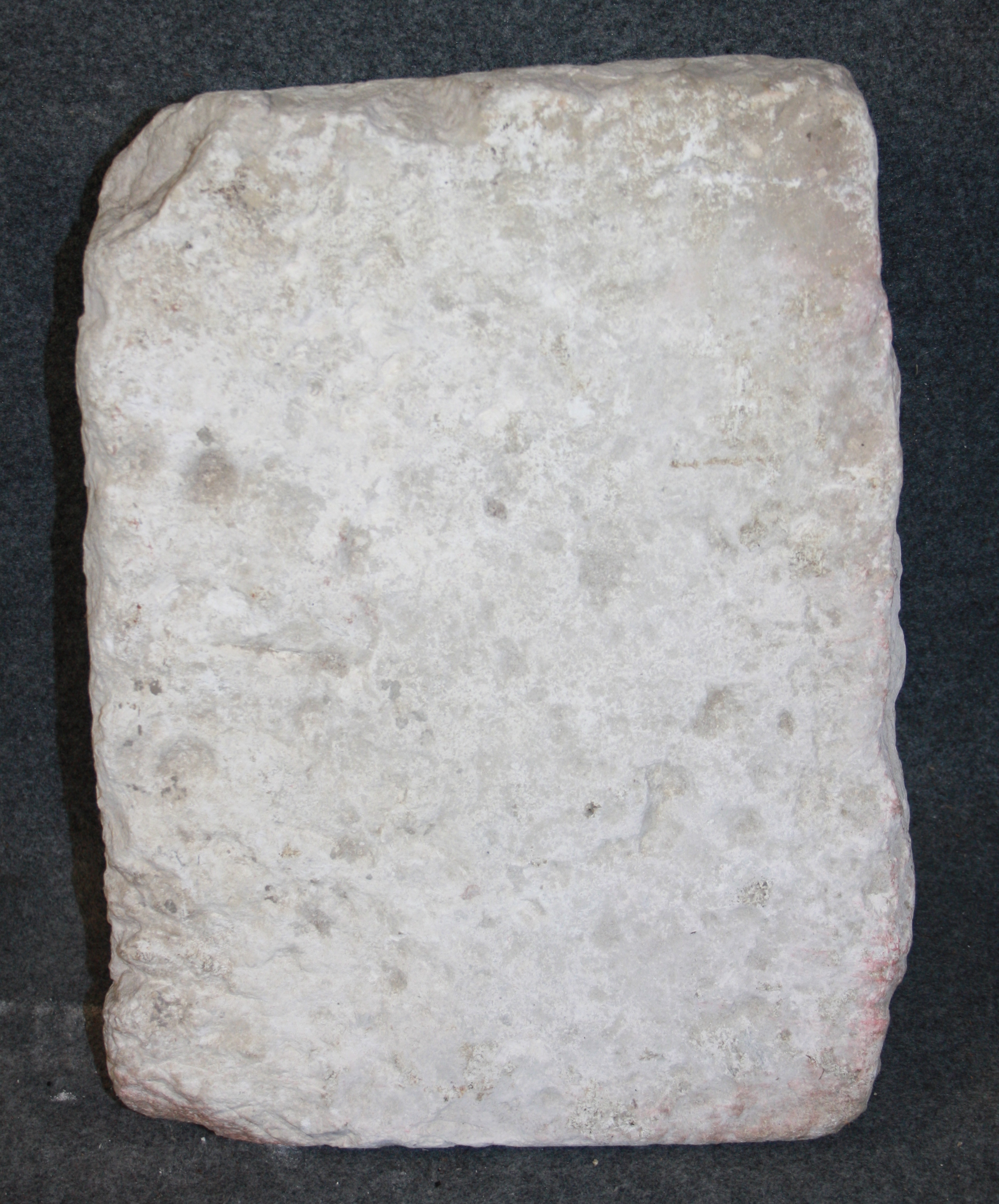 Antico fregio nobiliare in pietra. Difetti. Mis. Lung. cm. 33 Alt. cm. 45 ca. - Image 2 of 2