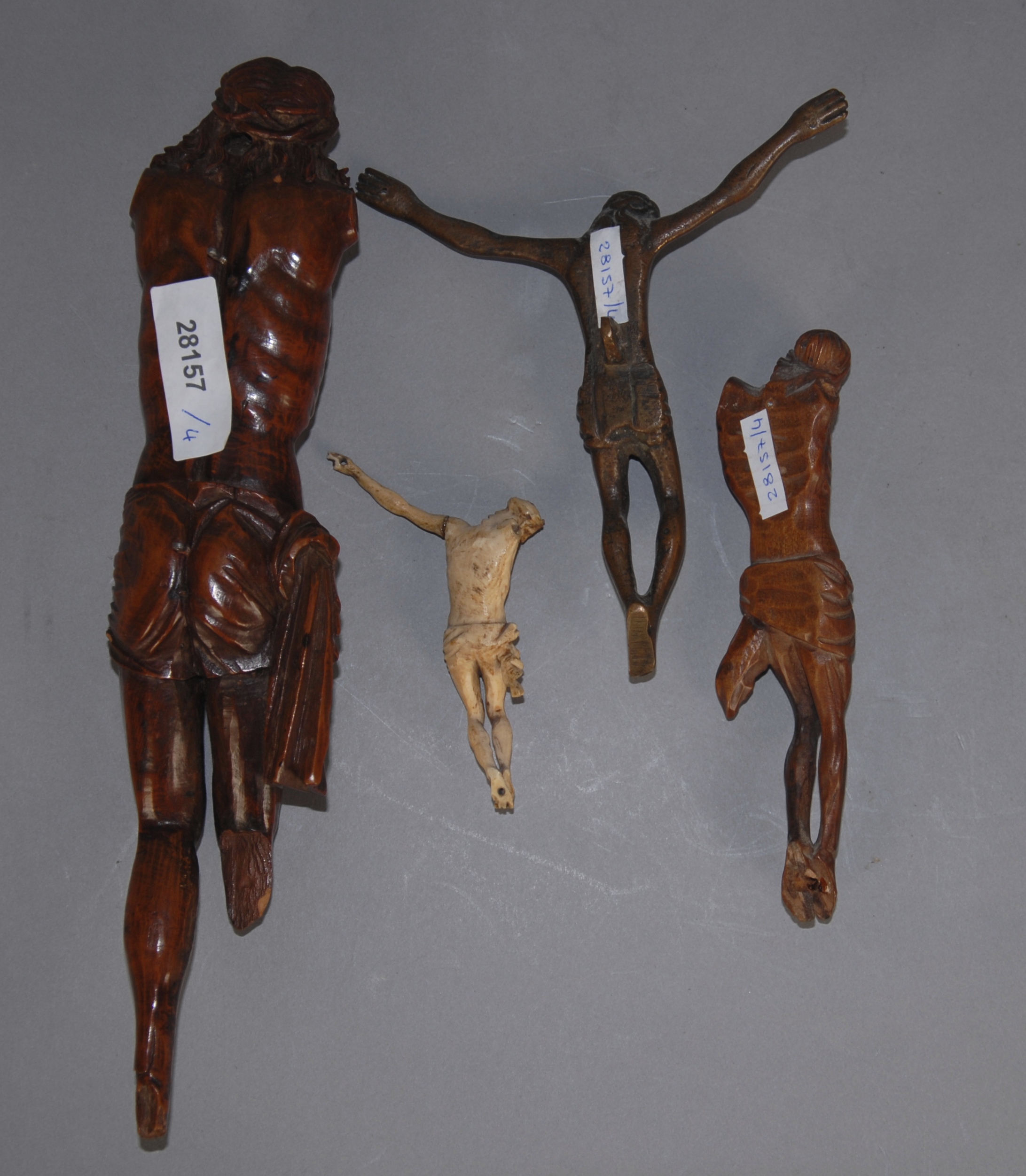 Quattro piccole antiche sculture raff. ''CRISTO'' di cui una in avorio (Alt. cm. 8 ca.), una in - Image 2 of 2