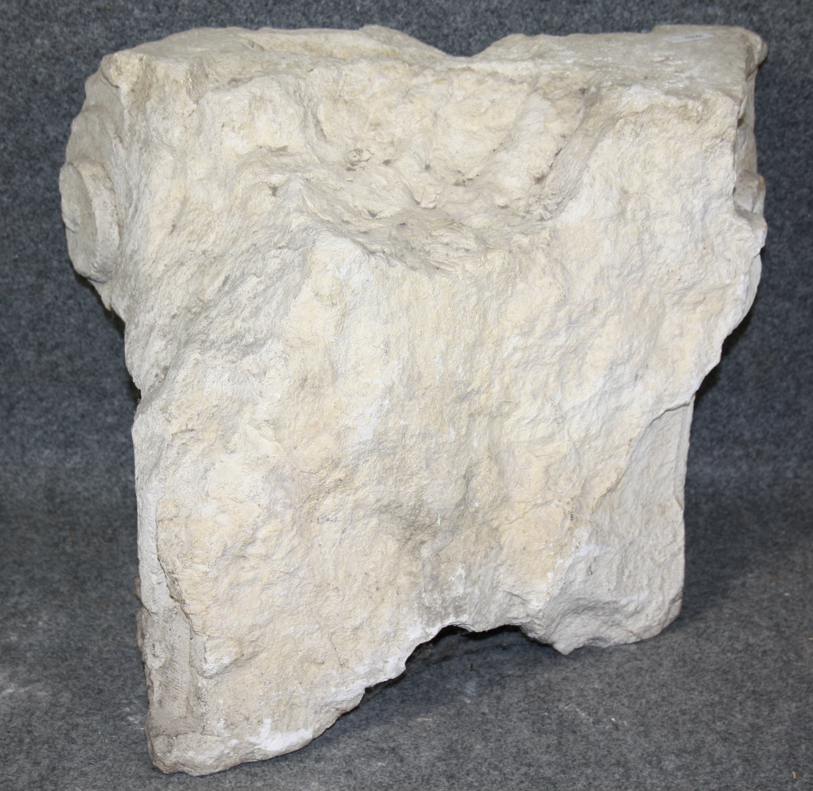 Antico capitello in pietra. Difetti. Mis. Lung. cm. 48 Alt. cm. 40 ca. - Image 4 of 4