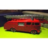 DINKY SUPERTOYS FIRE ENGINE WITH WINDOWS & EXTENDING LADDER 955