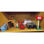 SHELF OF TIN PLATE MODEL TRAIN ACCESSORIES INCLUDING LEVEL CROSSING SIGNALS AND TRACK