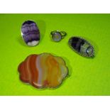 9CT GOLD MOUNTED AGATE BROOCH, A SILVER AND POLISHED AGATE RING,