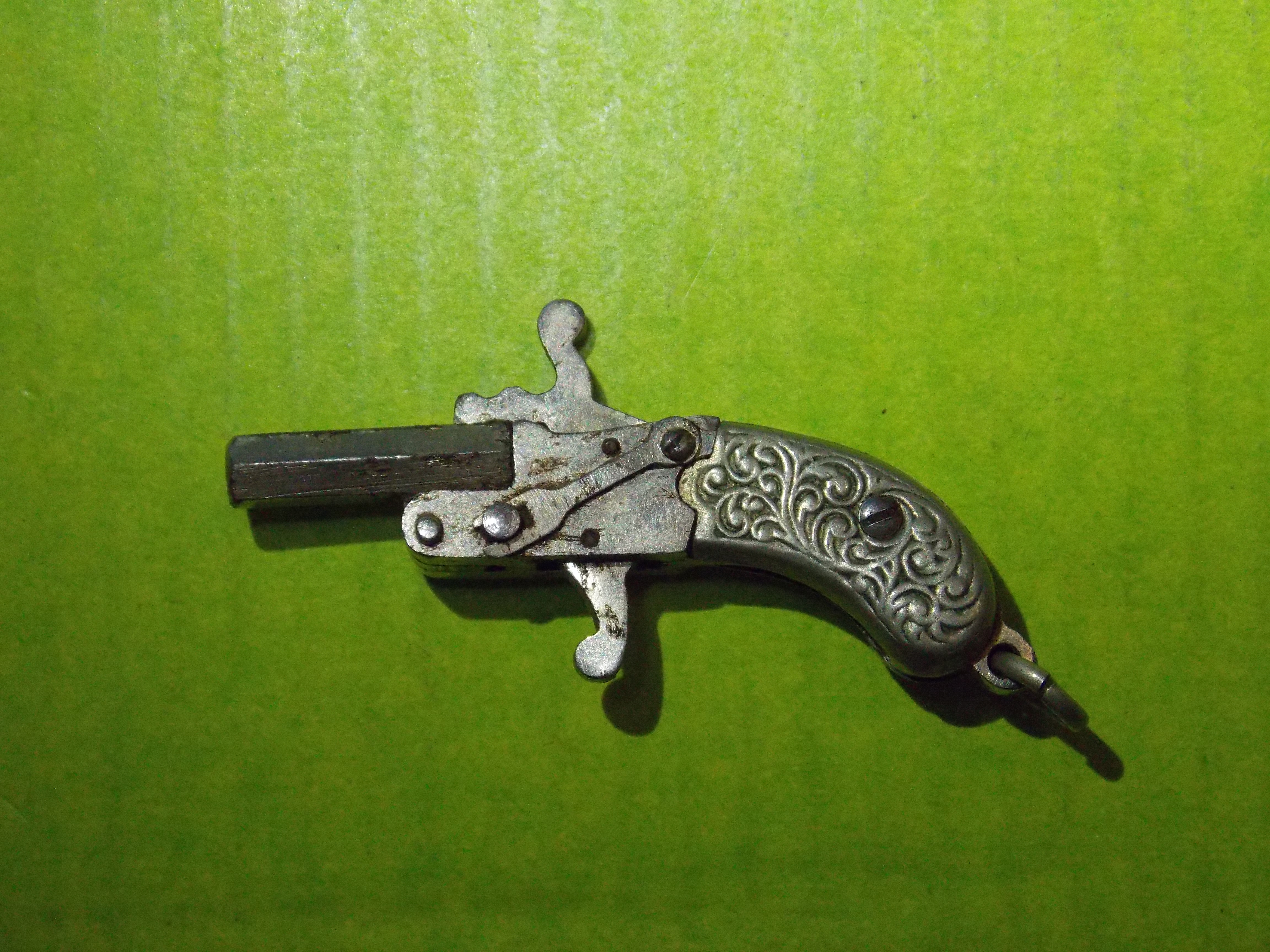 NOVELTY CHARM IN THE FORM OF A MUFF PISTOL - Image 2 of 2