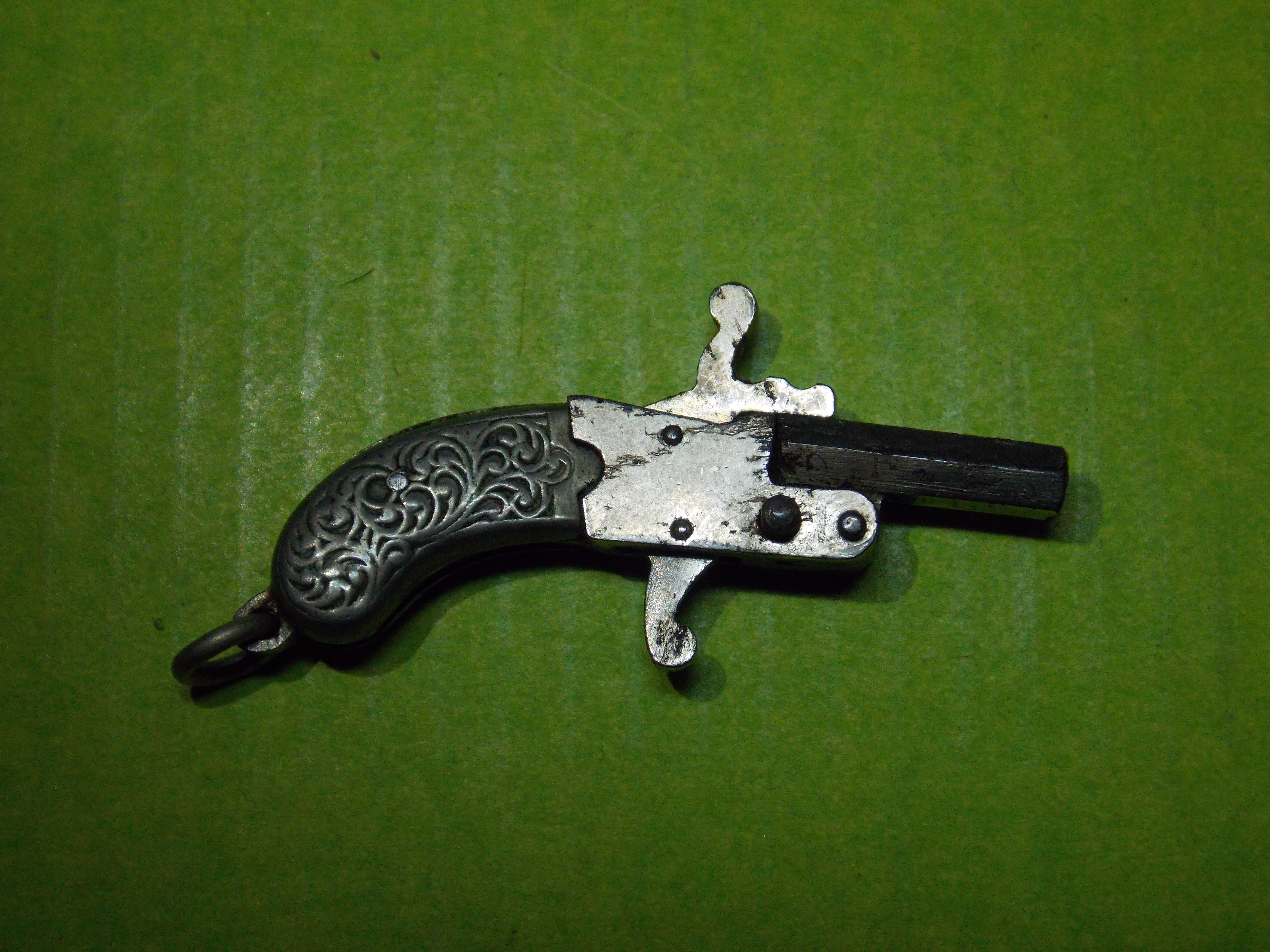 NOVELTY CHARM IN THE FORM OF A MUFF PISTOL