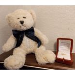 18CT YELLOW GOLD PRISM CUT DIAMOND SOLITAIRE RING IN ORIGINAL BOX WITH TEDDY BEAR INCLUDED - SIZE P