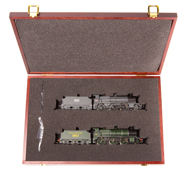 Bachmann OO Set. Two SE & CR N class 2-6-0 tender locomotives, 810 in SE & CR grey livery and 1863