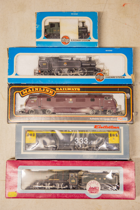 5 OO gauge/HO gauge locomotives. Electrotren Renfe Co-Co diesel locomotive, 333.017. 2x Airfix –