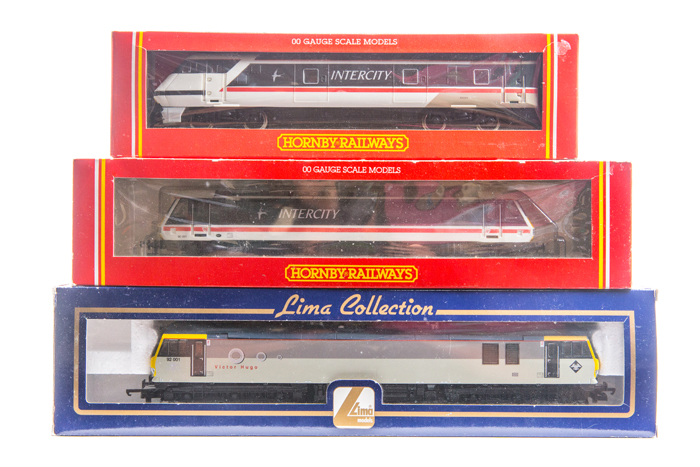 A quantity of OO railway. A Hornby Railways BR class 86 Bo-Bo electric locomotive Halley’s Comet