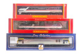 A quantity of OO railway. A Hornby Railways BR class 86 Bo-Bo electric locomotive Halley’s Comet