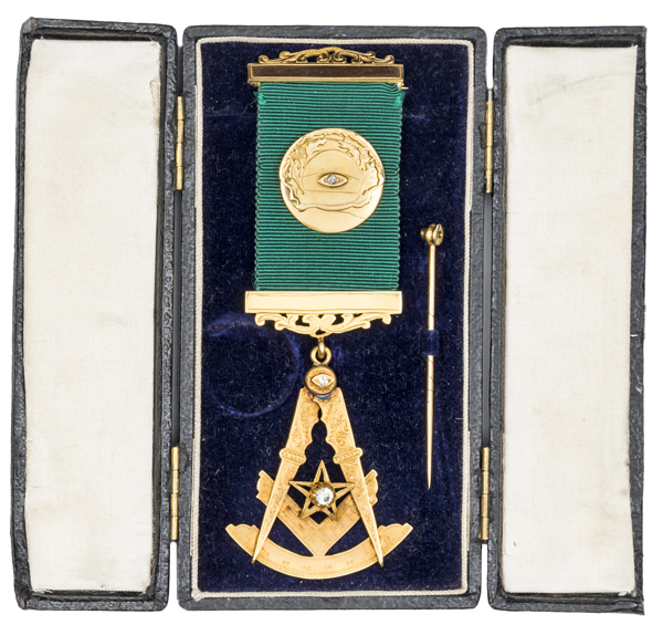 A high quality Scottish Freemasons Masonic Masters jewel in 18ct gold, Hallmarked Glasgow 1936, (all