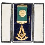 A high quality Scottish Freemasons Masonic Masters jewel in 18ct gold, Hallmarked Glasgow 1936, (all