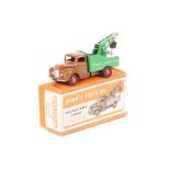 A Dinky Toys Breakdown Lorry (25x). An example with brown cab and chassis, green body and black base