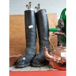 PAIR OF BLACK LEATHER RIDING BOOTS WITH SHOE TREES