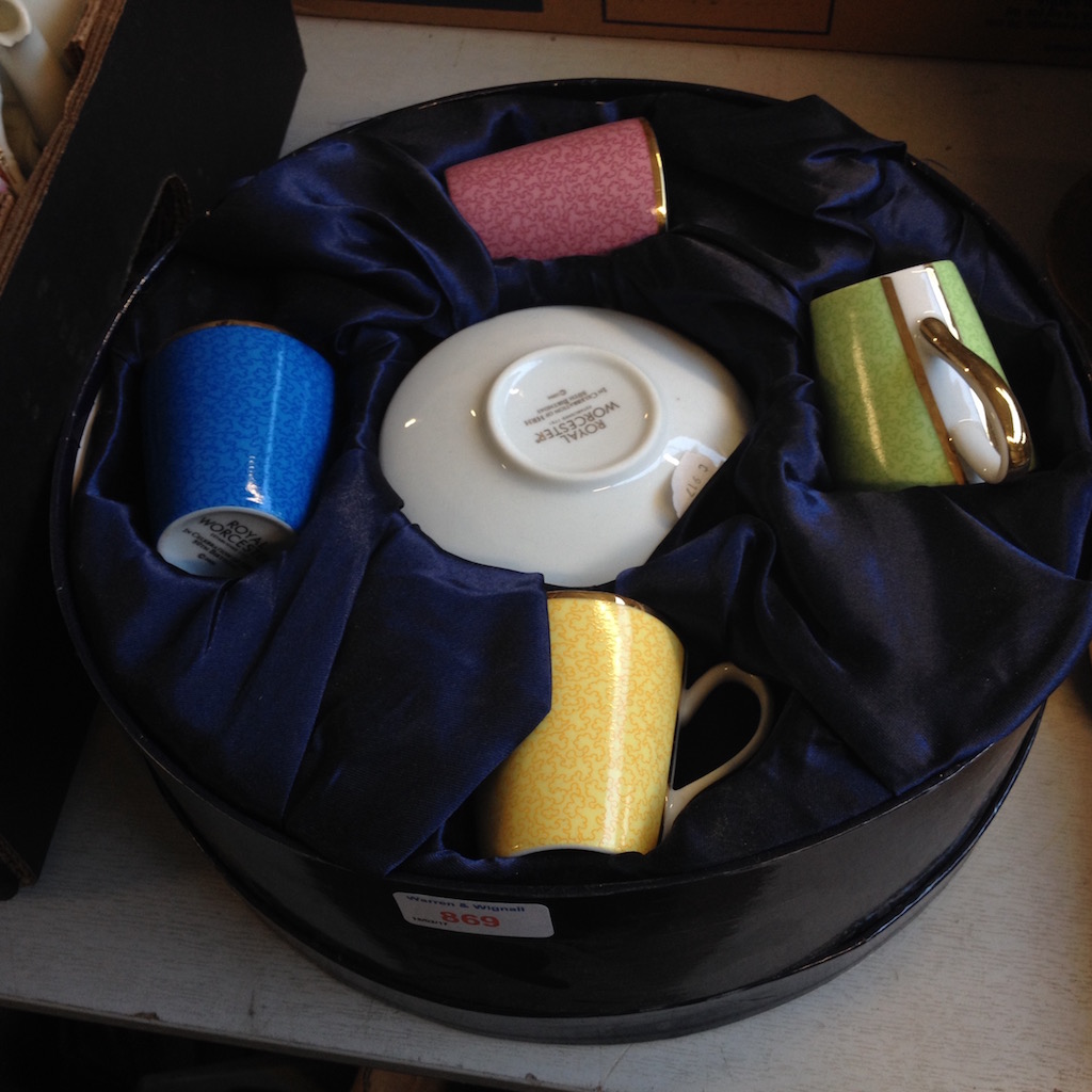 WORCESTER CUPS AND SAUCERS IN A BOX T