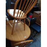 A MODERN ROUND TABLE AND 4 SPINDLE BACK CHAIRS. DIAM 89CM