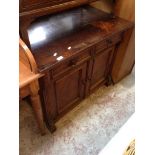 A MAHOGANY CUPBOARD. H79CM W96CM D63CM