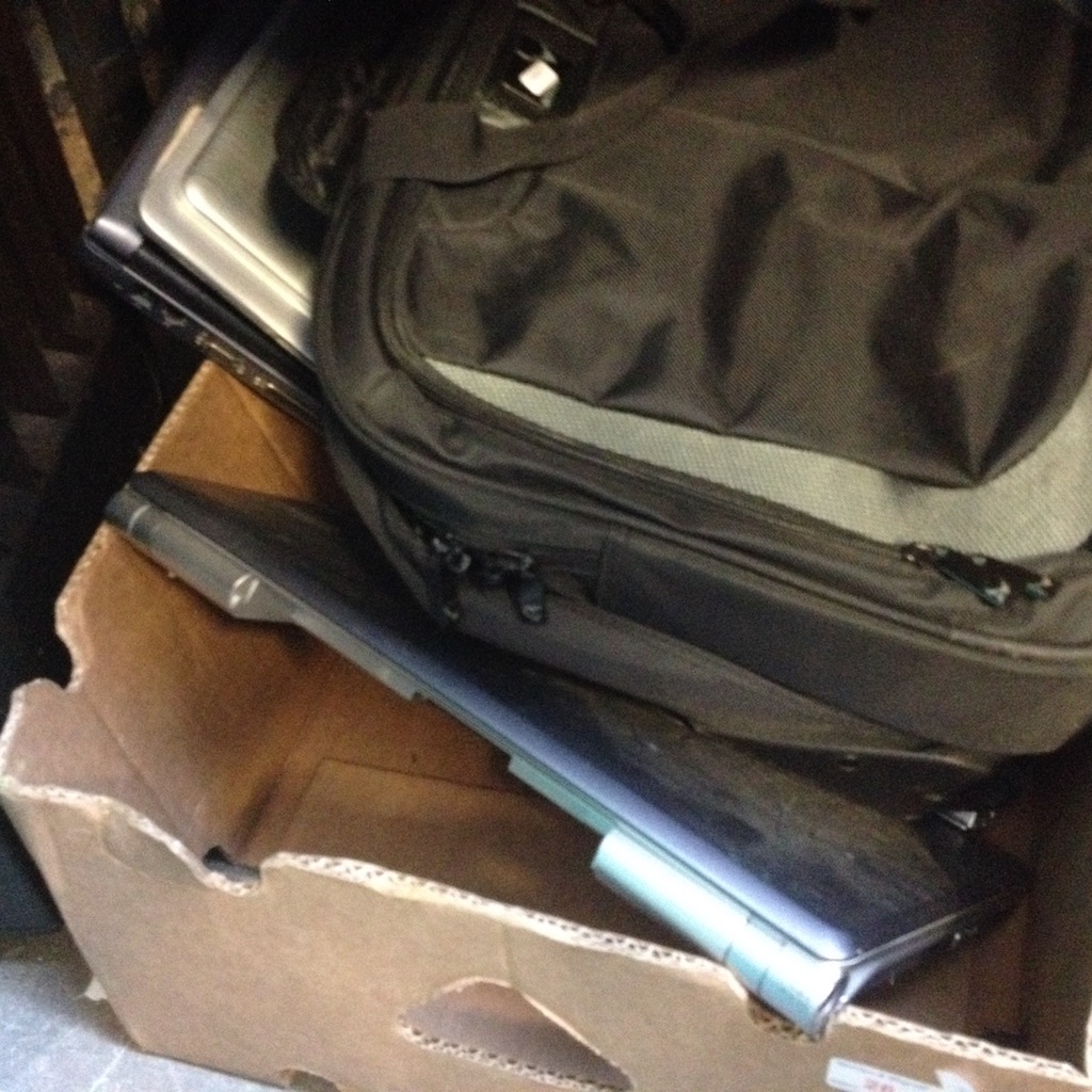 BOX OF LAPTOPS (AS FOUND) & LAP TOP BAGS