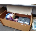 BEDDING BOX OF ITEMS T4