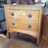 A SMALL 2 DRAWER OAK CHEST