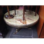 AN ONYX AND BRASS ROUND COFFEE TABLE H50CM DIAM 90CM