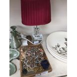 TRAY OF COSTUME JEWELLERY AND A LAMP H3