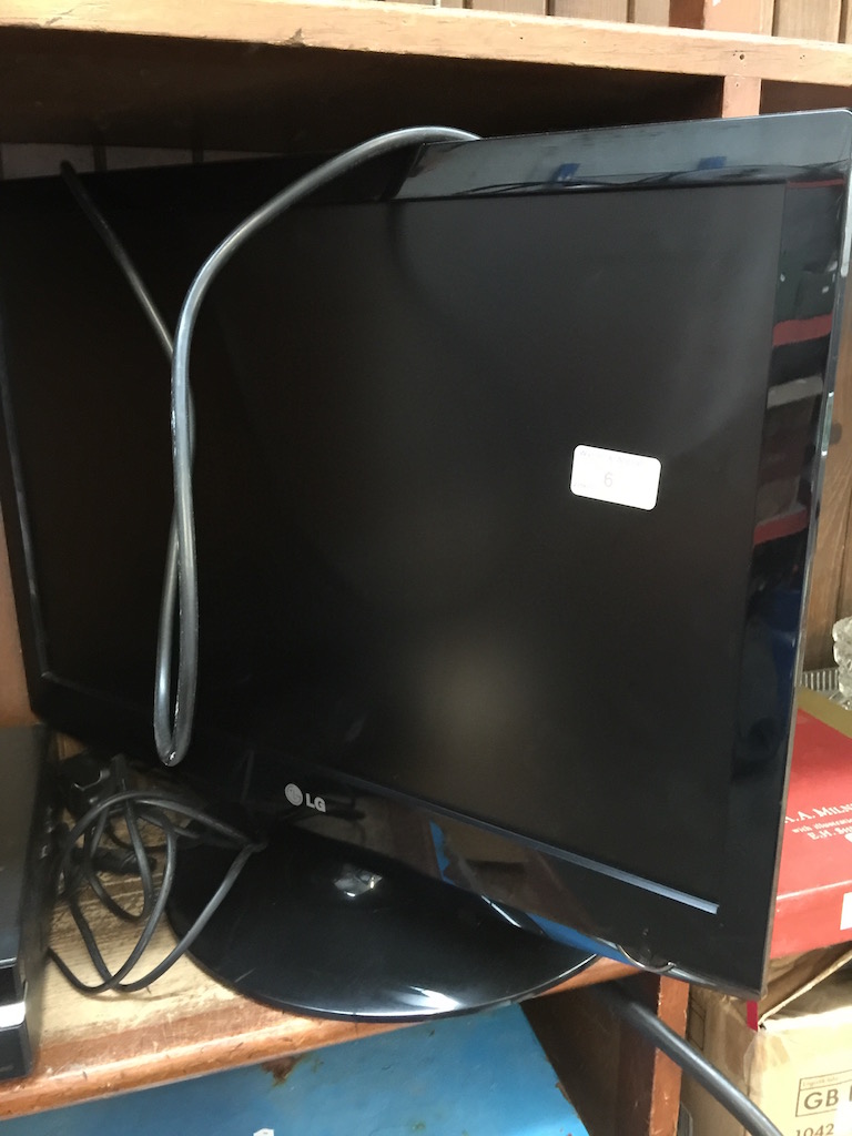 LG 22'' FLAT SCREEN LCD TV