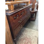CROSSBANDED MAHOGANY CHEST OF DRAWERS WITH TURNED LEGS. W122CM