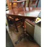 VICTORIAN MAHOGANY TURNED PILLAR TRIPOD TABLE WITH WAVY FRIEZE TO THE SQUARE TOP. W55CM