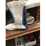 A PAIR OF MOTOR CYCLE BOOTS SIZE 9