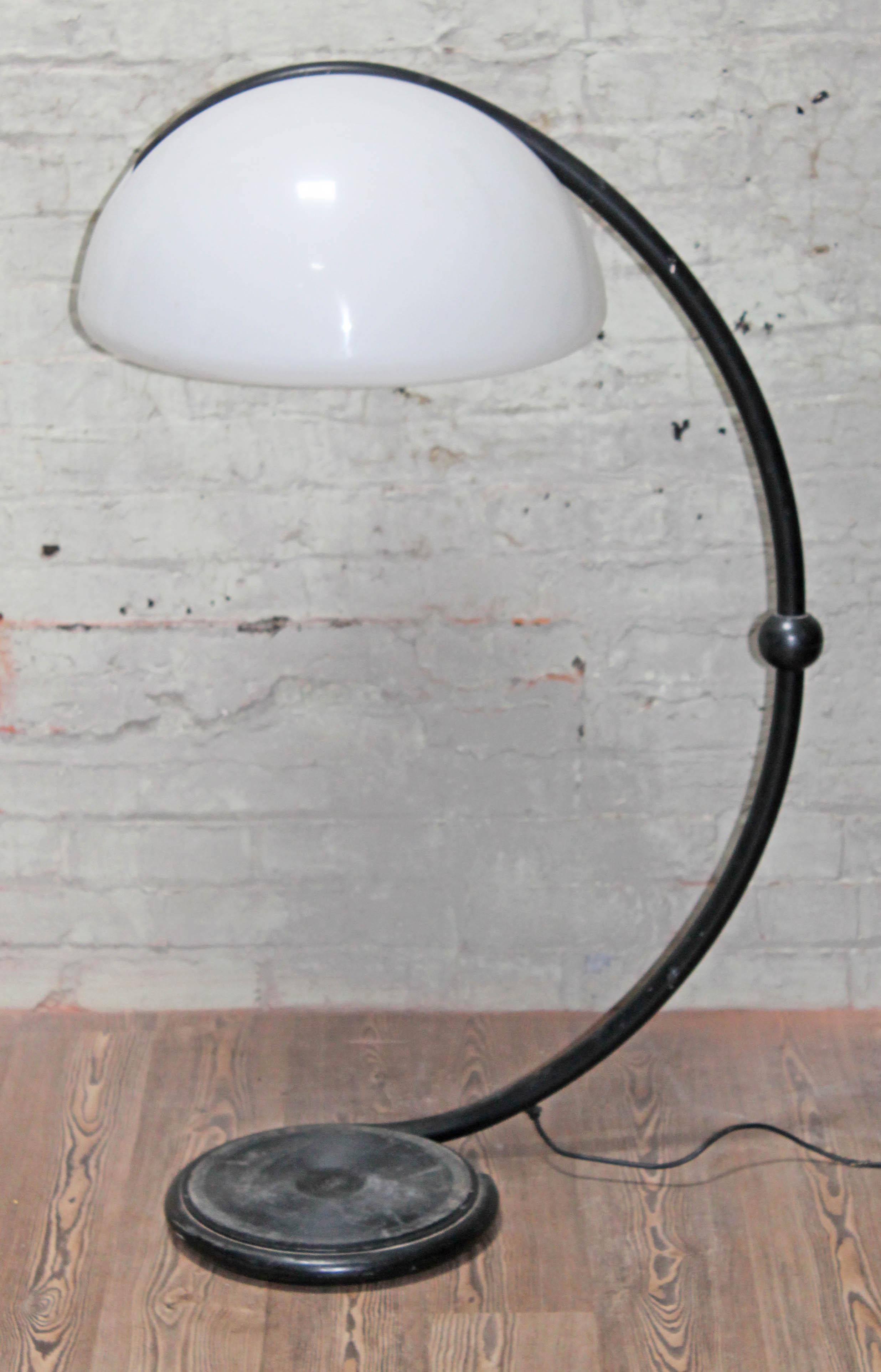 A 1970s Serpente Modello 2131 floor lamp designed by Martinelli Luce, height 121cm. Condition -