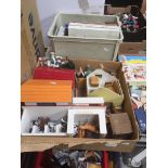 BOX OF DOLL'S HOUSE FURNITURE & FARM ANIMALS & BUILDING