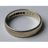 A hallmarked 9ct white gold ring, wt. 2.4g, size K/L.