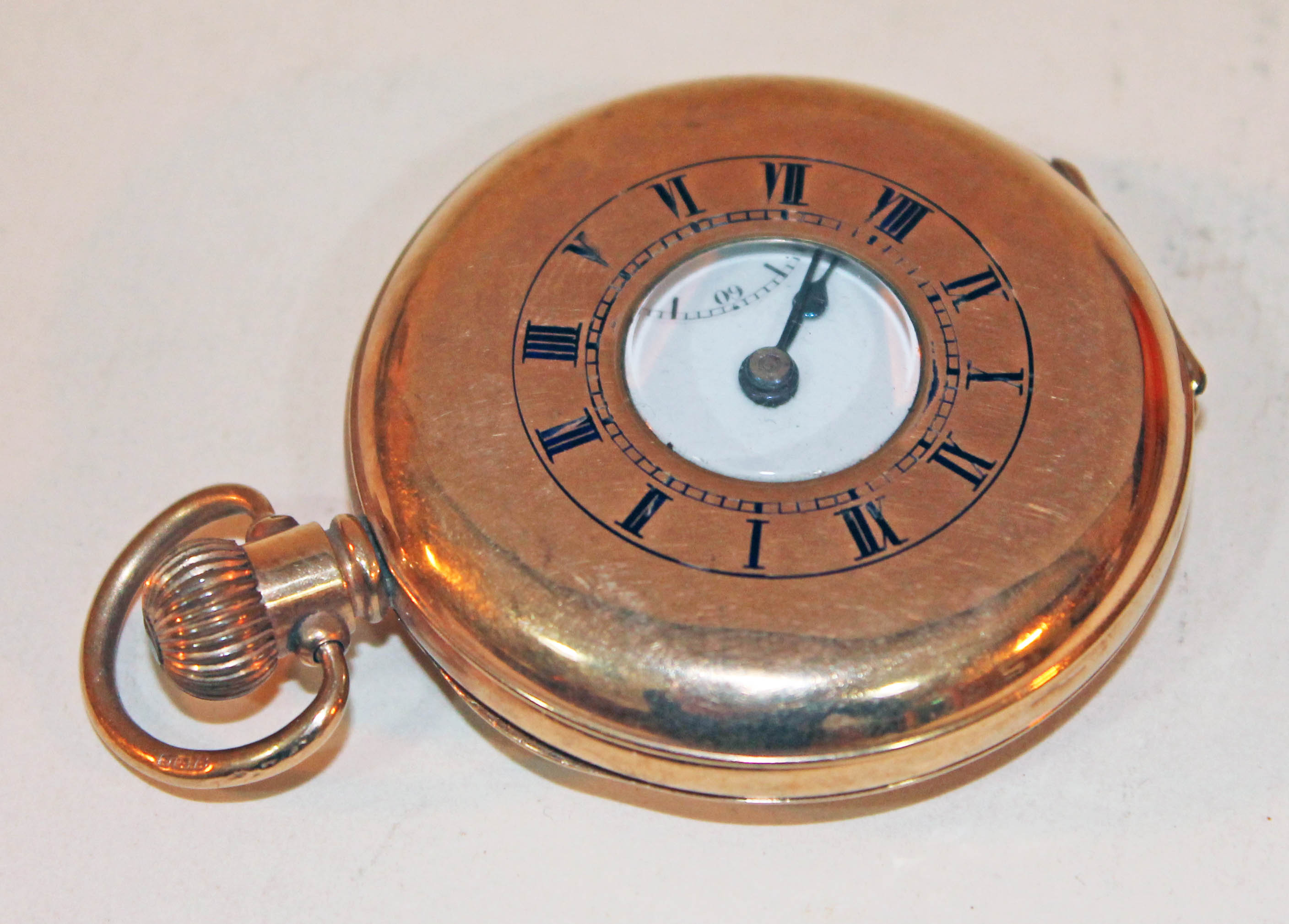 A hallmarked 9ct gold half hunter pocket watch, diam. 5cm, gross wt. 87.7g.