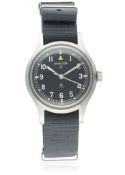 A GENTLEMAN'S STAINLESS STEEL BRITISH MILITARY HAMILTON RAF PILOTS WRIST WATCH CIRCA 1960s D: