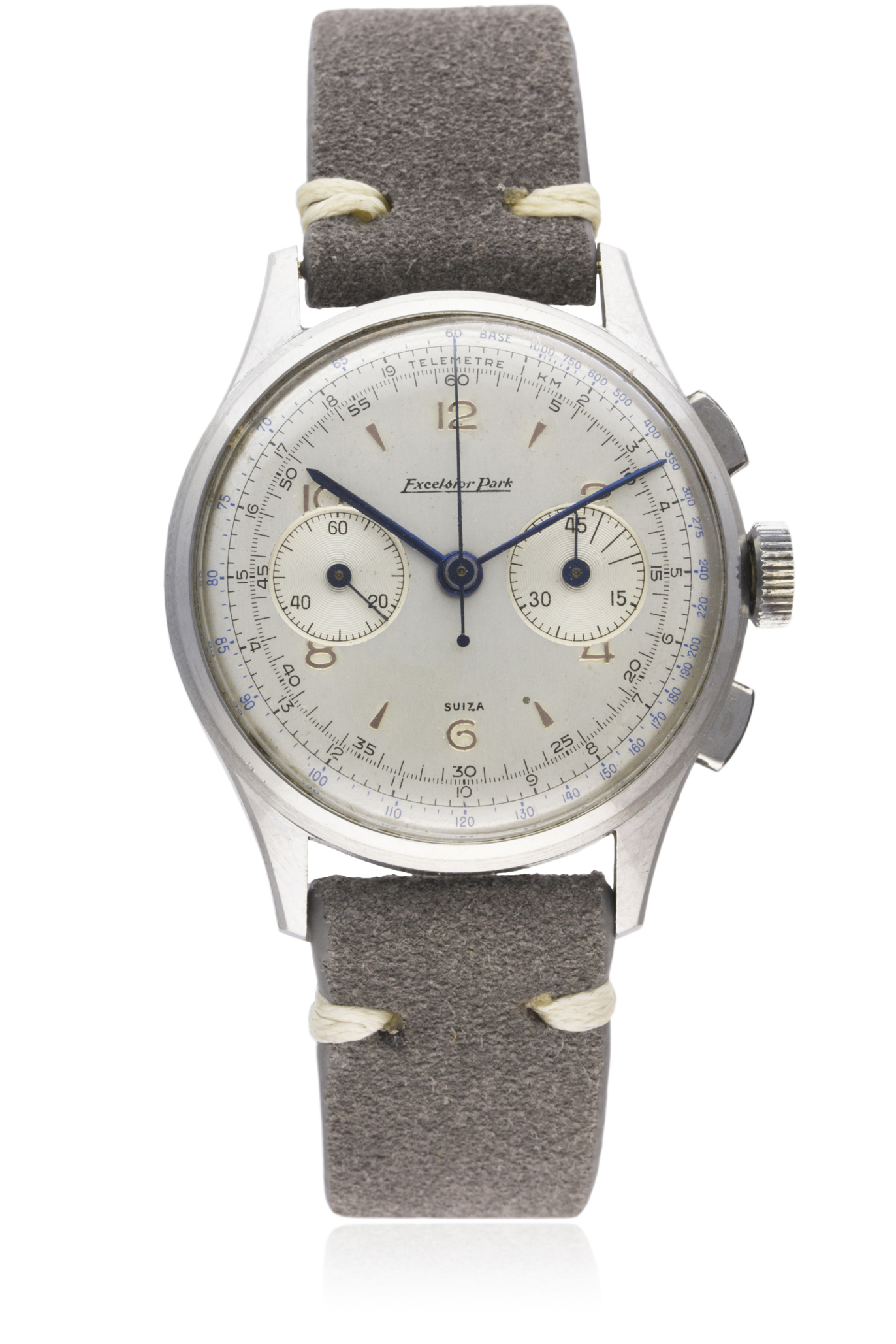 A GENTLEMAN'S EXCELSIOR PARK CHRONOGRAPH WRIST WATCH CIRCA 1950s D: Silver dial with bi-hourly