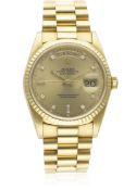 A FINE GENTLEMAN'S 18K SOLID GOLD ROLEX OYSTER PERPETUAL DAY DATE BRACELET WATCH CIRCA 1990, REF.