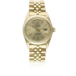 A FINE GENTLEMAN'S 18K SOLID GOLD ROLEX OYSTER PERPETUAL DAY DATE BRACELET WATCH CIRCA 1968, REF.