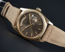 A RARE GENTLEMAN'S 18K SOLID GOLD ROLEX OYSTER PERPETUAL DAY DATE "WIDE BOY" WRIST WATCH CIRCA 1971,