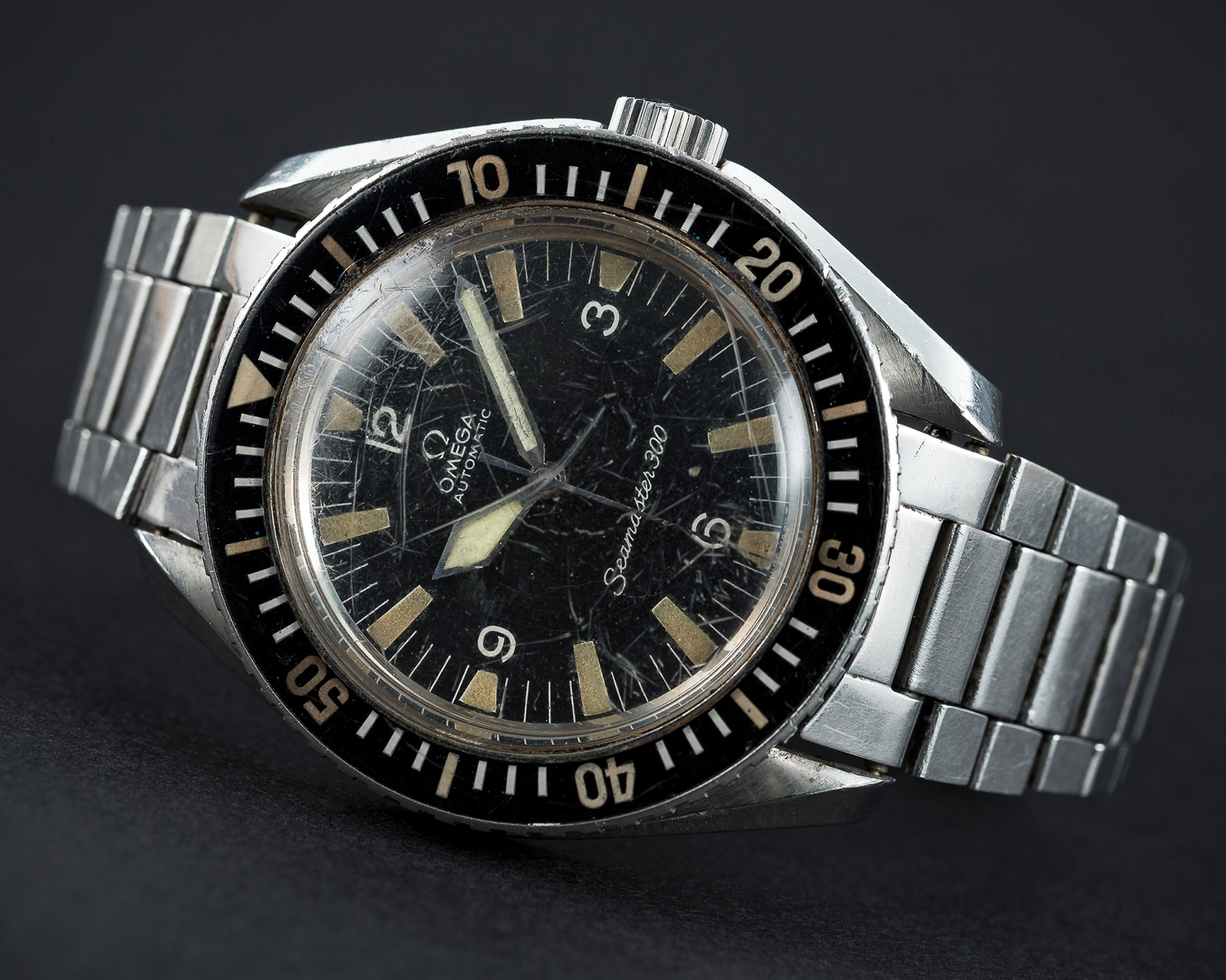 A RARE GENTLEMAN'S STAINLESS STEEL OMEGA SEAMASTER 300 BRACELET WATCH CIRCA 1967, REF. 165024