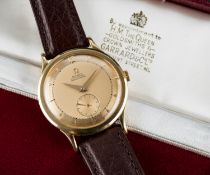 A FINE GENTLEMAN'S 18K SOLID GOLD OMEGA AUTOMATIC CHRONOMETRE WRIST WATCH CIRCA 1948, REF. 2500 WITH