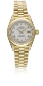 A LADIES 18K SOLID GOLD ROLEX OYSTER PERPETUAL DATEJUST BRACELET WATCH DATED 1993, REF. 69178 WITH