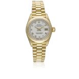 A LADIES 18K SOLID GOLD ROLEX OYSTER PERPETUAL DATEJUST BRACELET WATCH DATED 1993, REF. 69178 WITH