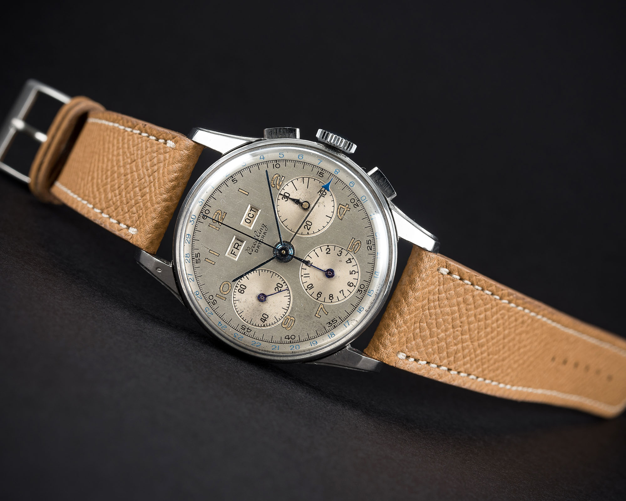 A RARE GENTLEMAN'S STAINLESS STEEL BREITLING DATORA TRIPLE CALENDAR CHRONOGRAPH WRIST WATCH CIRCA