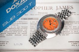 A RARE GENTLEMAN'S STAINLESS STEEL DOXA SUB 300T PROFESSIONAL AUTOMATIC DIVERS BRACELET WATCH