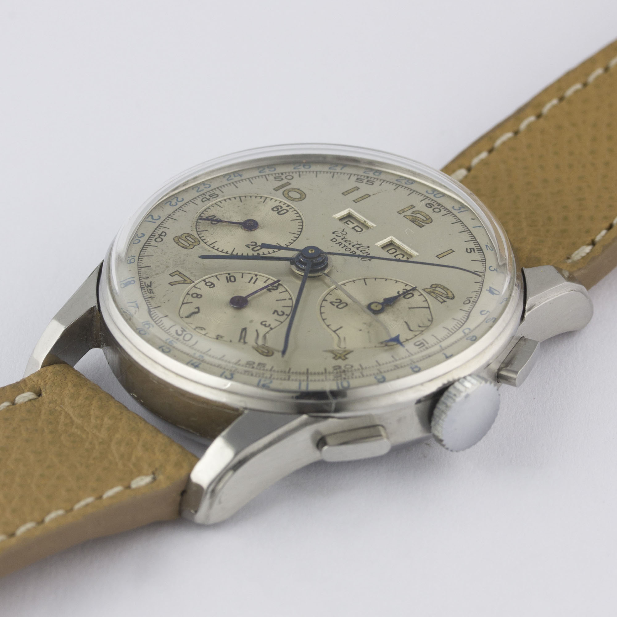 A RARE GENTLEMAN'S STAINLESS STEEL BREITLING DATORA TRIPLE CALENDAR CHRONOGRAPH WRIST WATCH CIRCA - Image 4 of 11