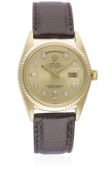 A GENTLEMAN'S 18K SOLID GOLD ROLEX OYSTER PERPETUAL DAY DATE WRIST WATCH CIRCA 1969, REF. 1803