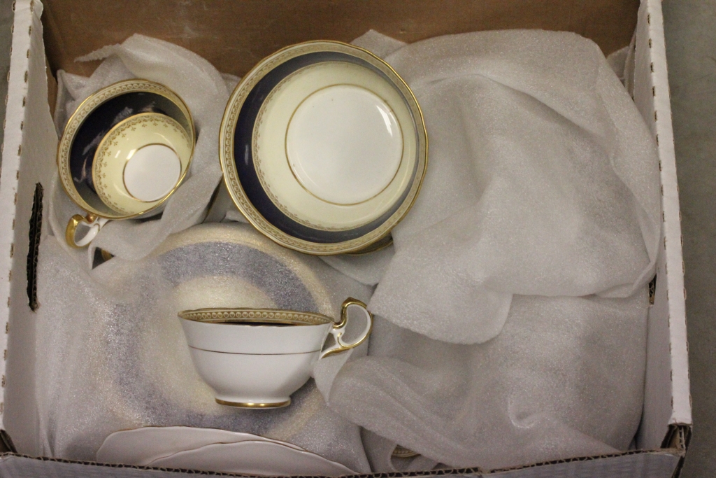 Aynsley part tea service "Pearl", to include; 12 tea plates, 12 saucers, 10 cups, 2 serving