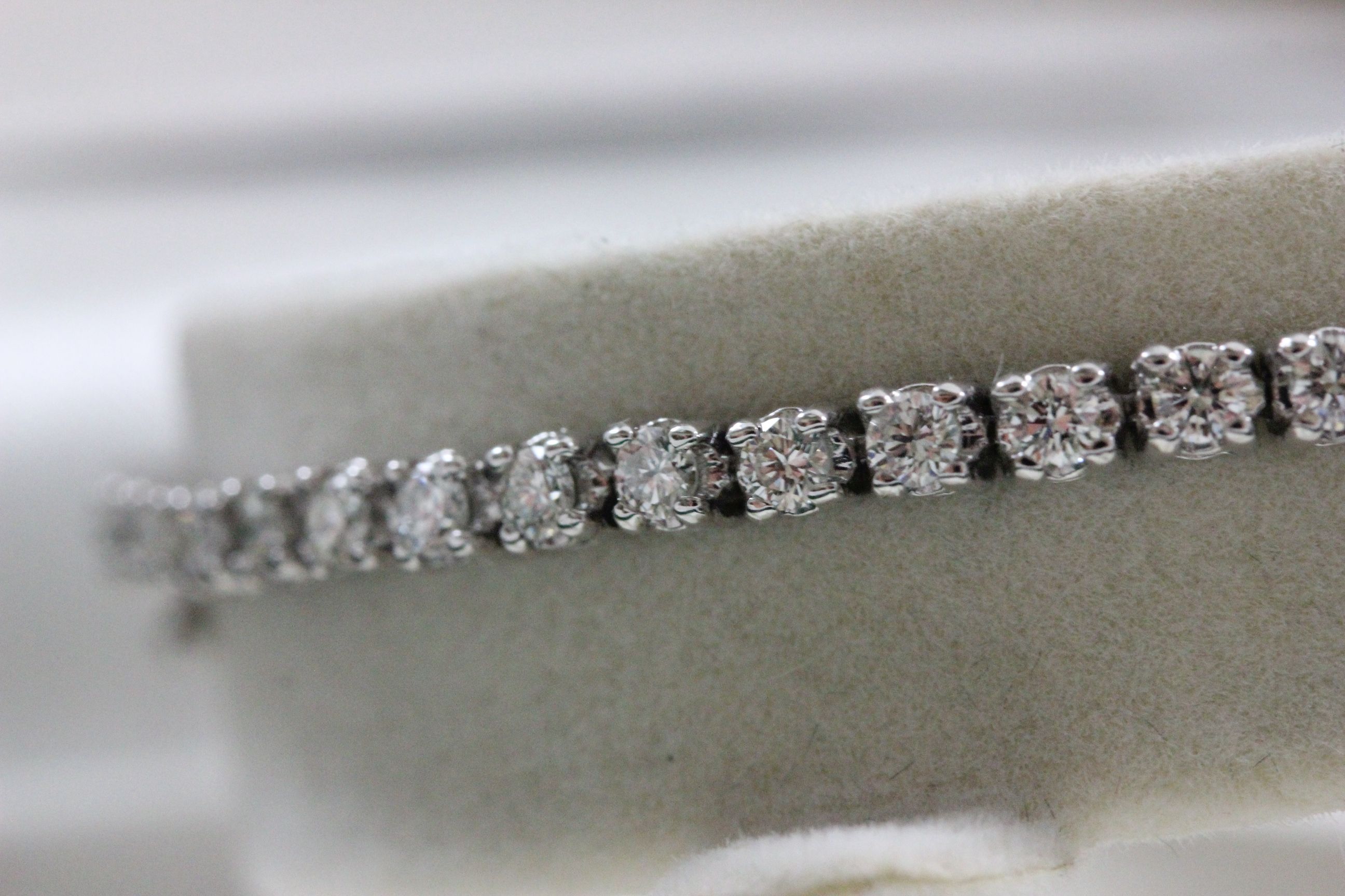 14ct White gold tennis bracelet of 2.5ct's approx - Image 2 of 2